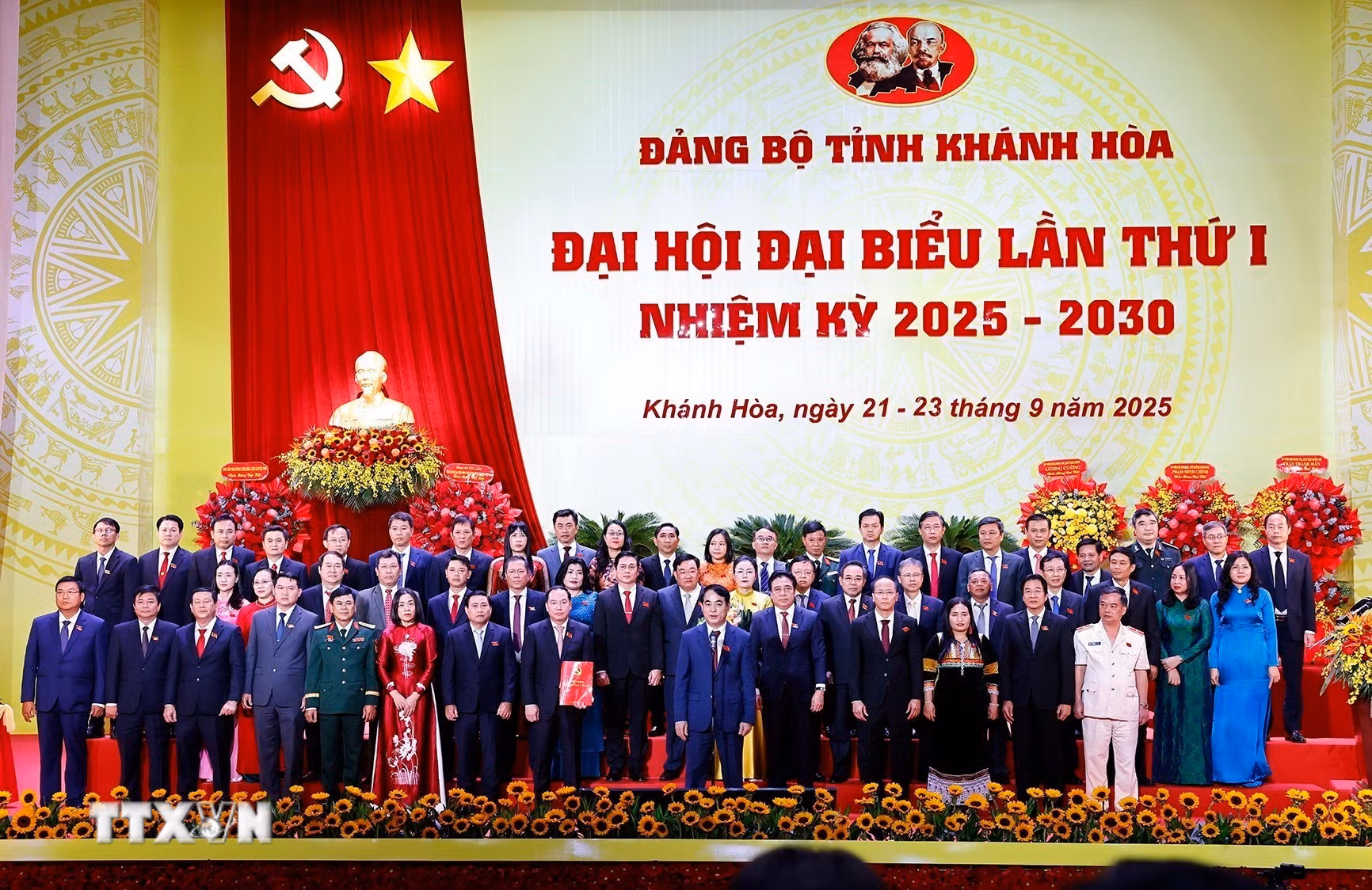 ttxvn-chu-tich-quoc-hoi-dang-bo-tinh-khanh-hoa-20.jpg