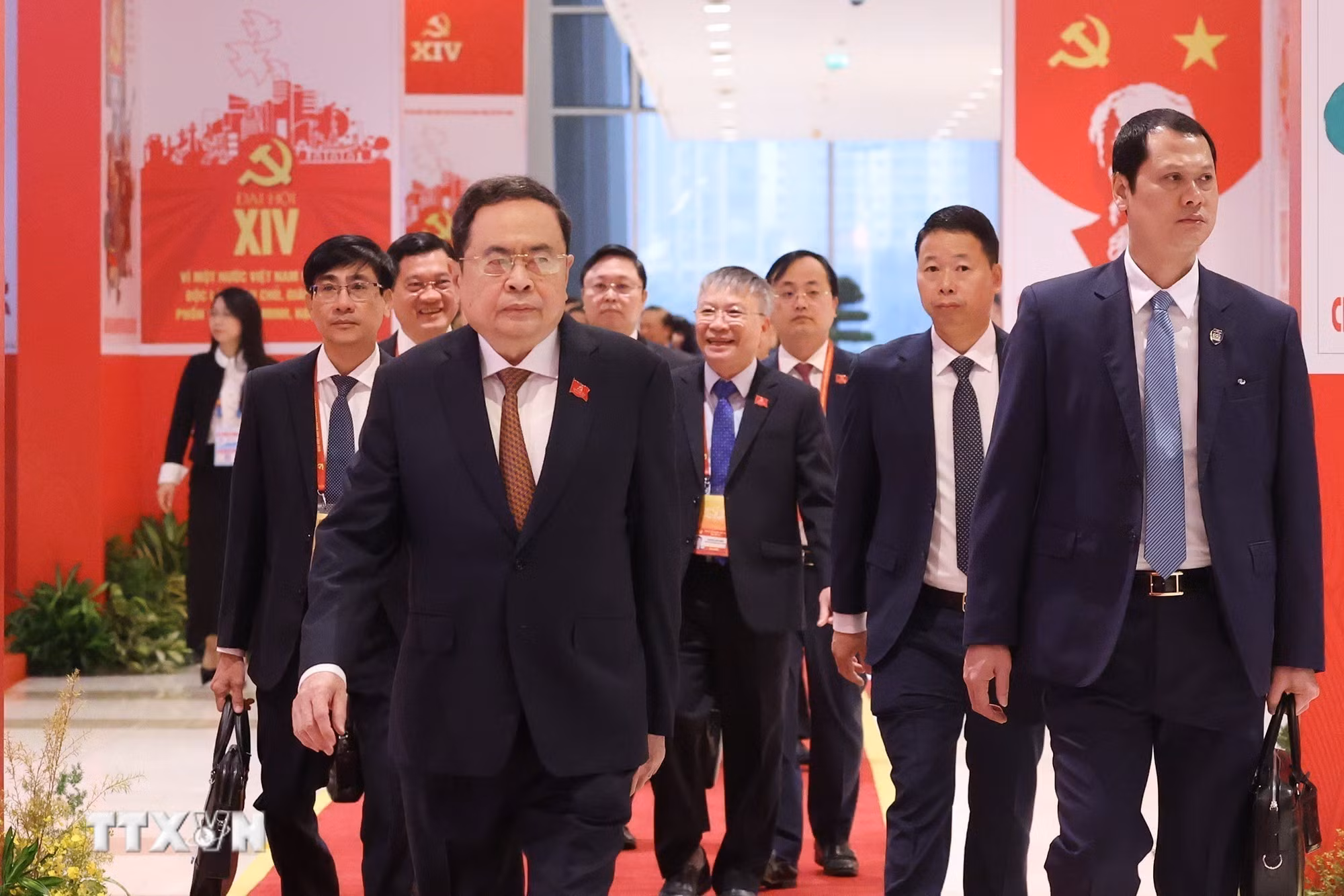 ttxvn-dai-hoi-dang-xiv-phien-thao-luan-tai-hoi-truong-ve-cac-van-kien-dai-hoi-18.jpg