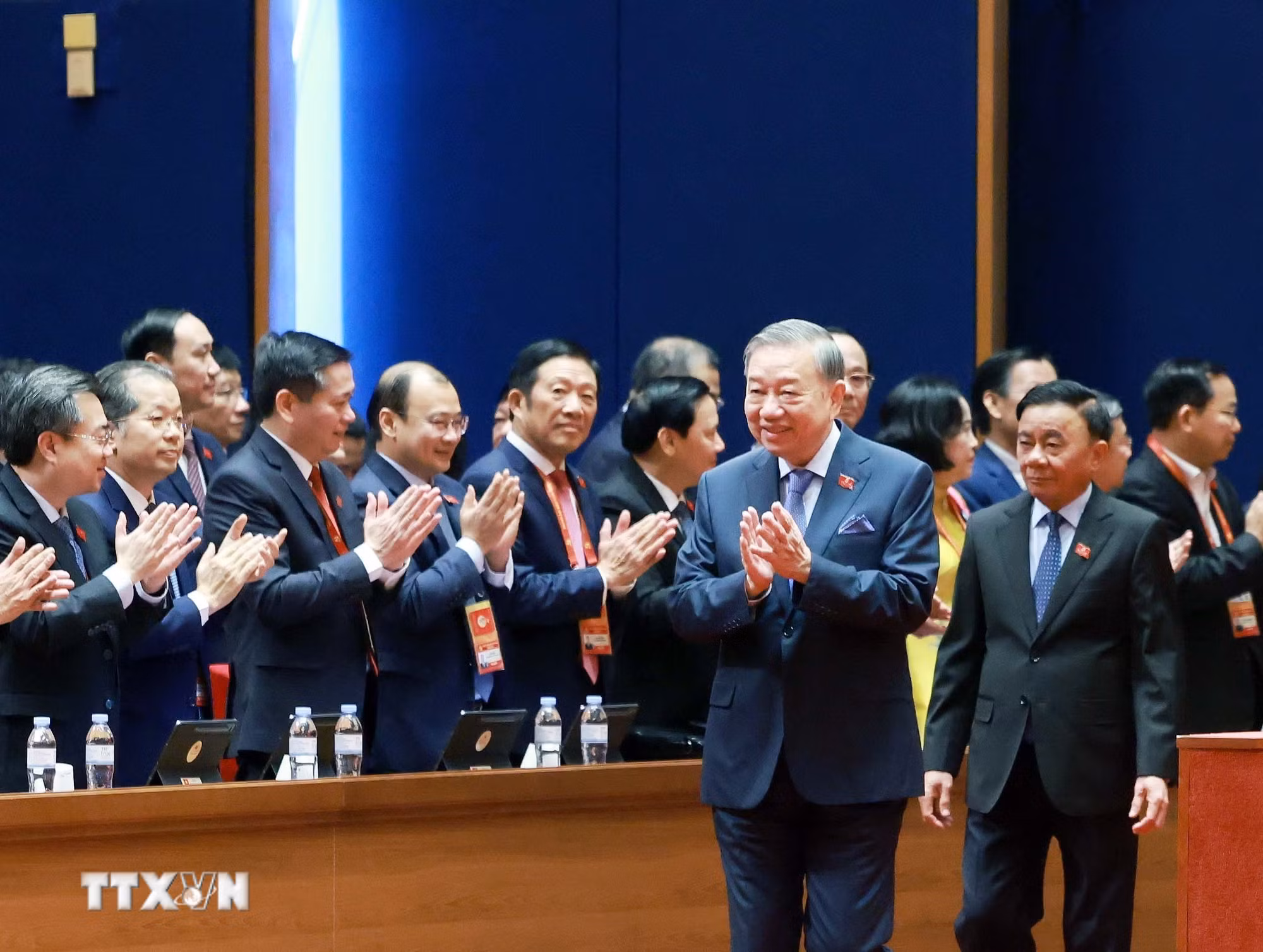 ttxvn-dai-hoi-dang-xiv-phien-thao-luan-tai-hoi-truong-ve-cac-van-kien-dai-hoi-25.jpg