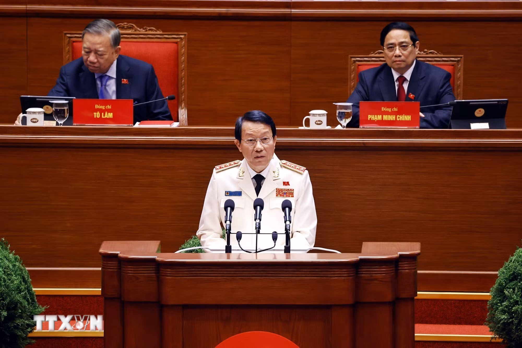 ttxvn-dai-hoi-dang-xiv-phien-thao-luan-tai-hoi-truong-ve-cac-van-kien-dai-hoi-27.jpg