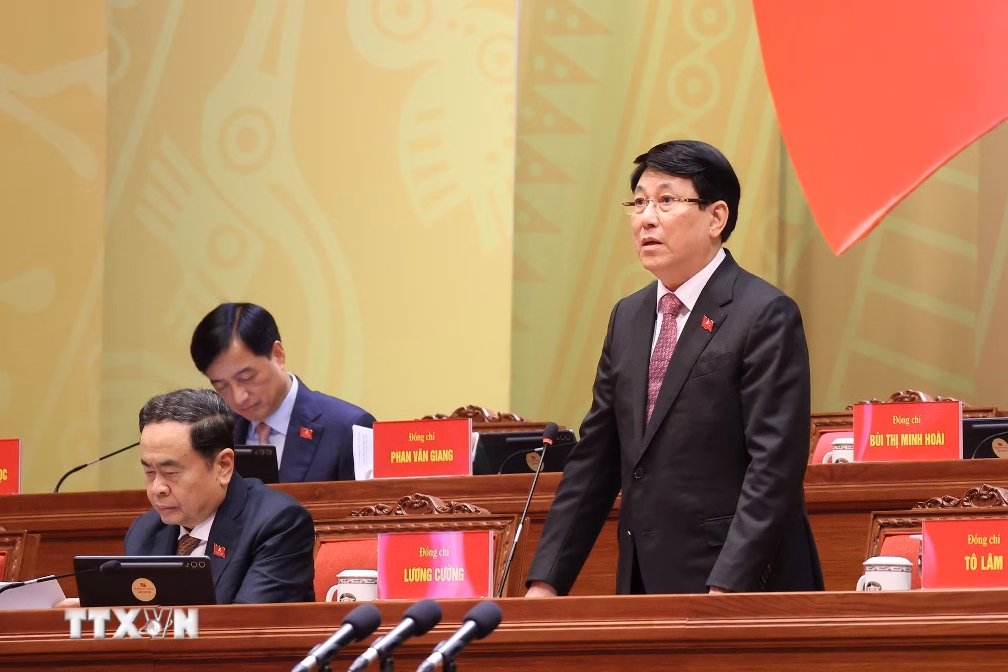 ttxvn-dai-hoi-dang-xiv-phien-thao-luan-tai-hoi-truong-ve-cac-van-kien-dai-hoi-28.jpg