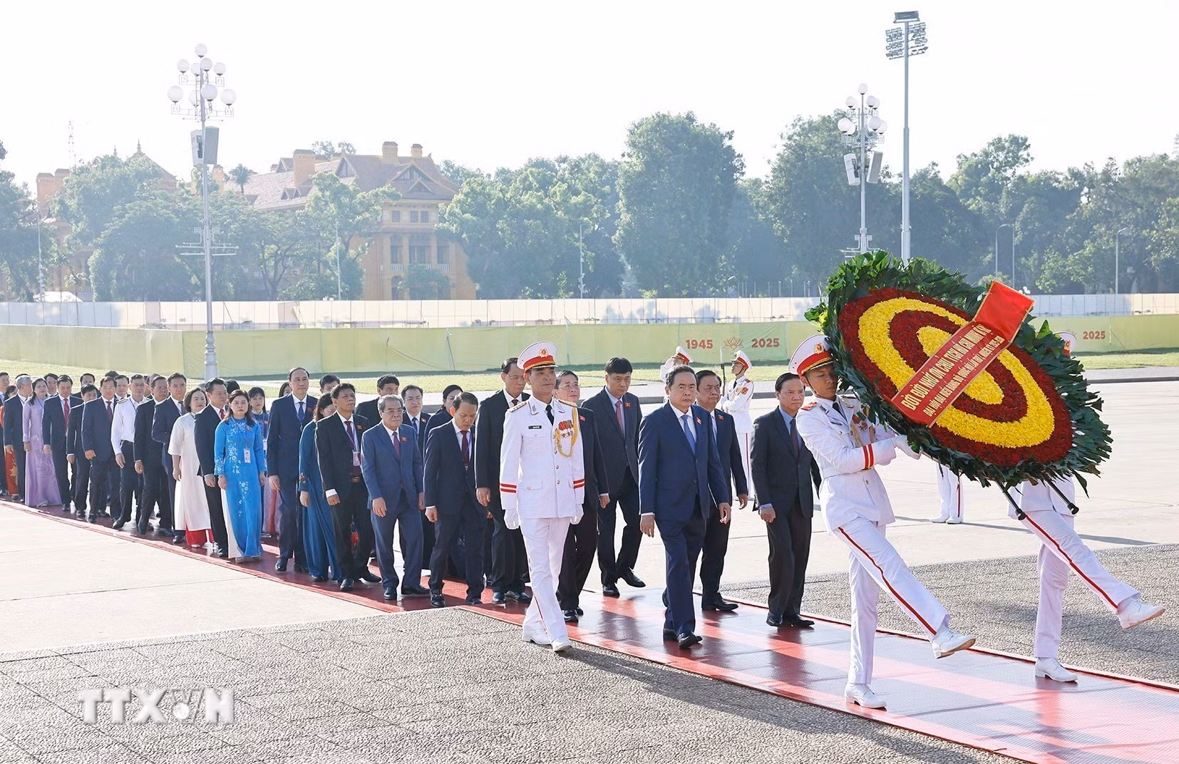 ttxvn-dang-bo-quoc-hoi-vieng-anh-hung-liet-sy-5.jpg