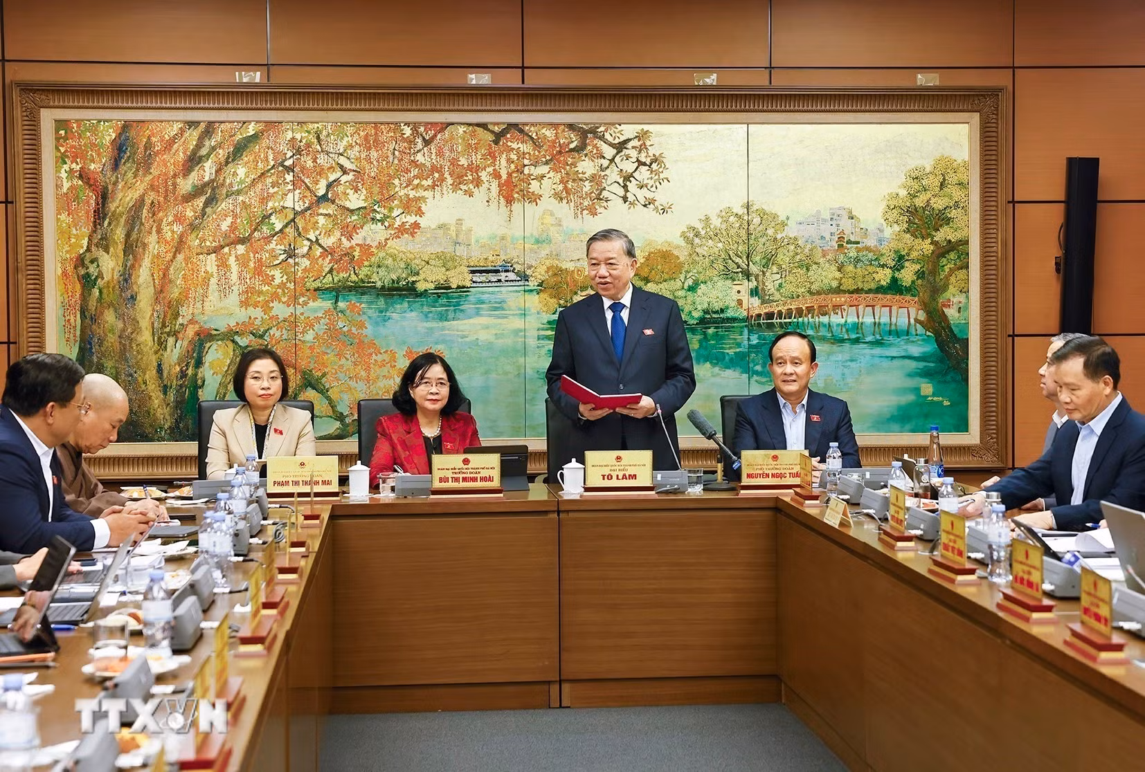 ttxvn-quoc-hoi-thao-luan-o-to-ve-du-thao-cac-van-kien-trinh-dai-hoi-xiv-4.jpg