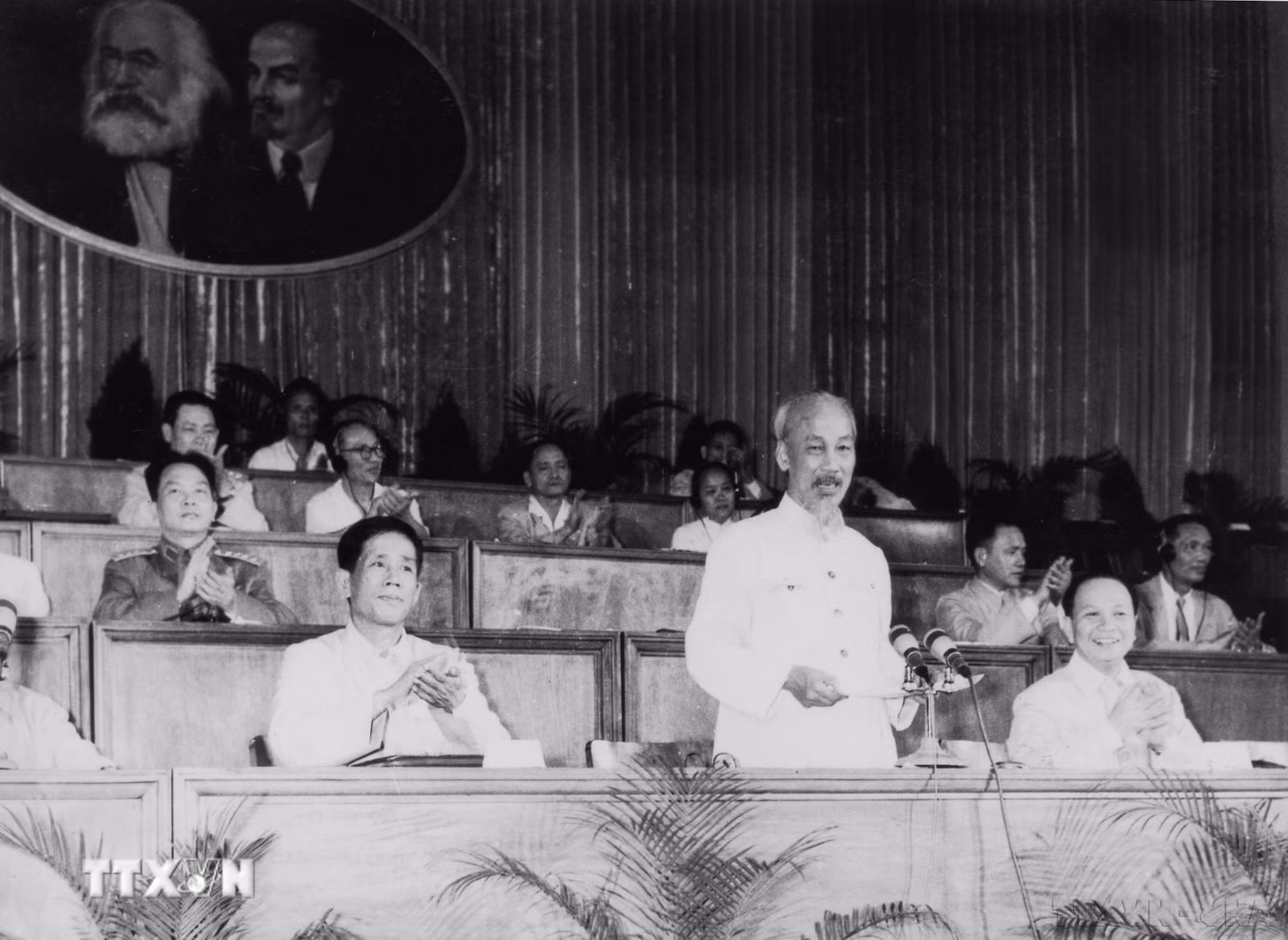 ttxvn-dang-lanh-dao-toan-dan-khang-chien-kien-quoc-1946-1960-15.jpg