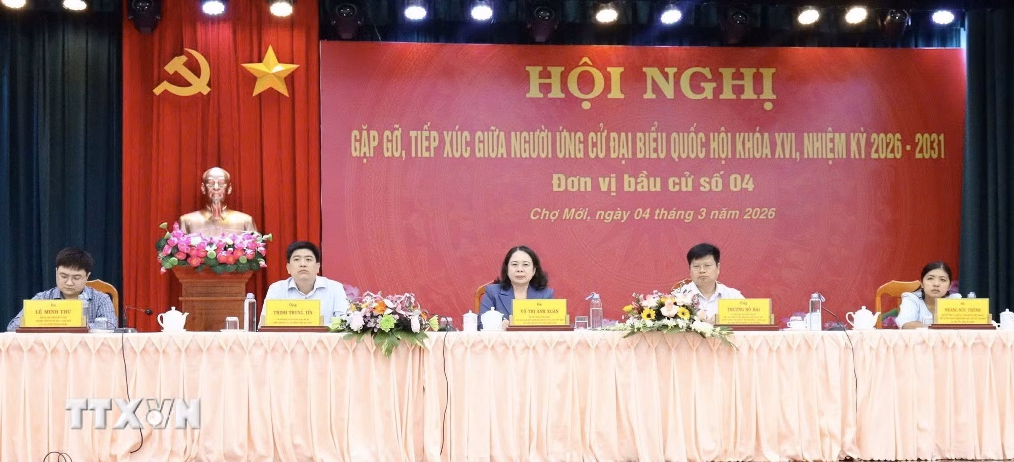 ttxvn-pho-chu-tich-nuoc-vo-thi-anh-xuan-tiep-xuc-cu-tri-an-giang-3.jpg