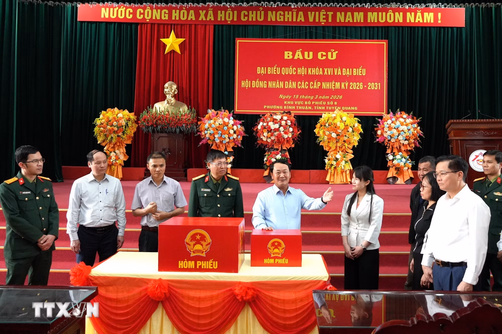ttxvn-bau-cu-tuyen-quang-3.jpg