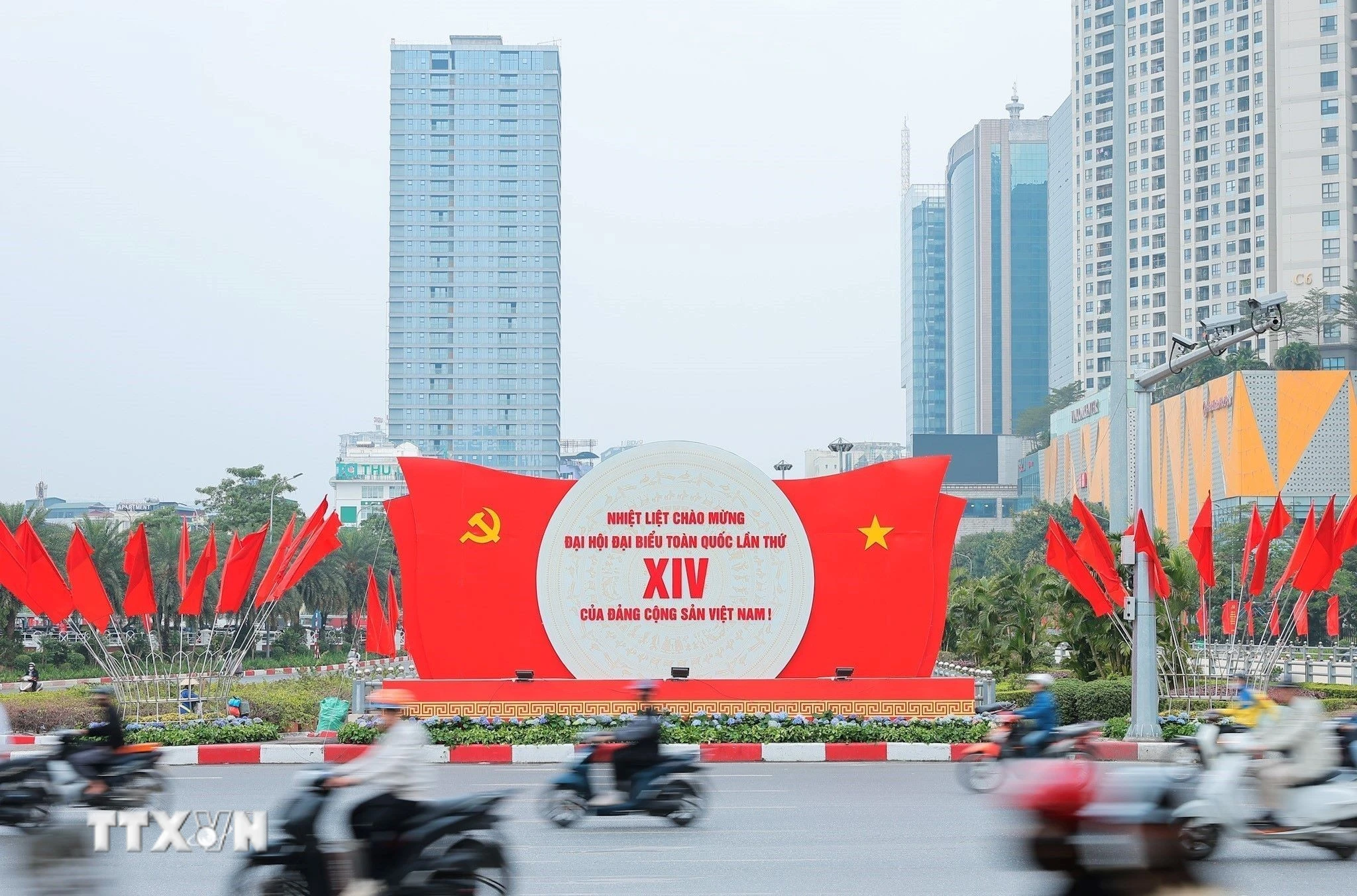 Khẩu hiệu, biểu trưng chào mừng Đại hội đại biểu toàn quốc lần thứ XIV của Đảng. (Ảnh: Lê Đông/TTXVN)
