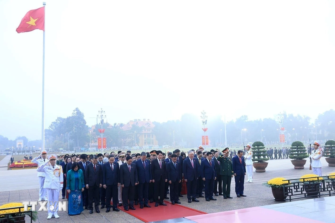Các đại biểu vào Lăng viếng Chủ tịch Hồ Chí Minh. (Ảnh: TTXVN)