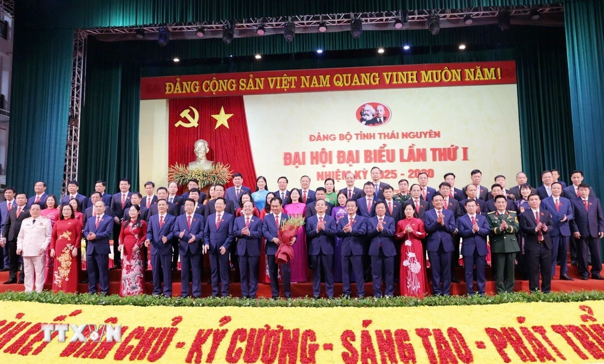 Ban Chấp hành Đảng bộ tỉnh Thái Nguyên khóa I, nhiệm kỳ 2025-2030 ra mắt Đại hội. (Ảnh: Vũ Hoàng Giang/TTXVN)