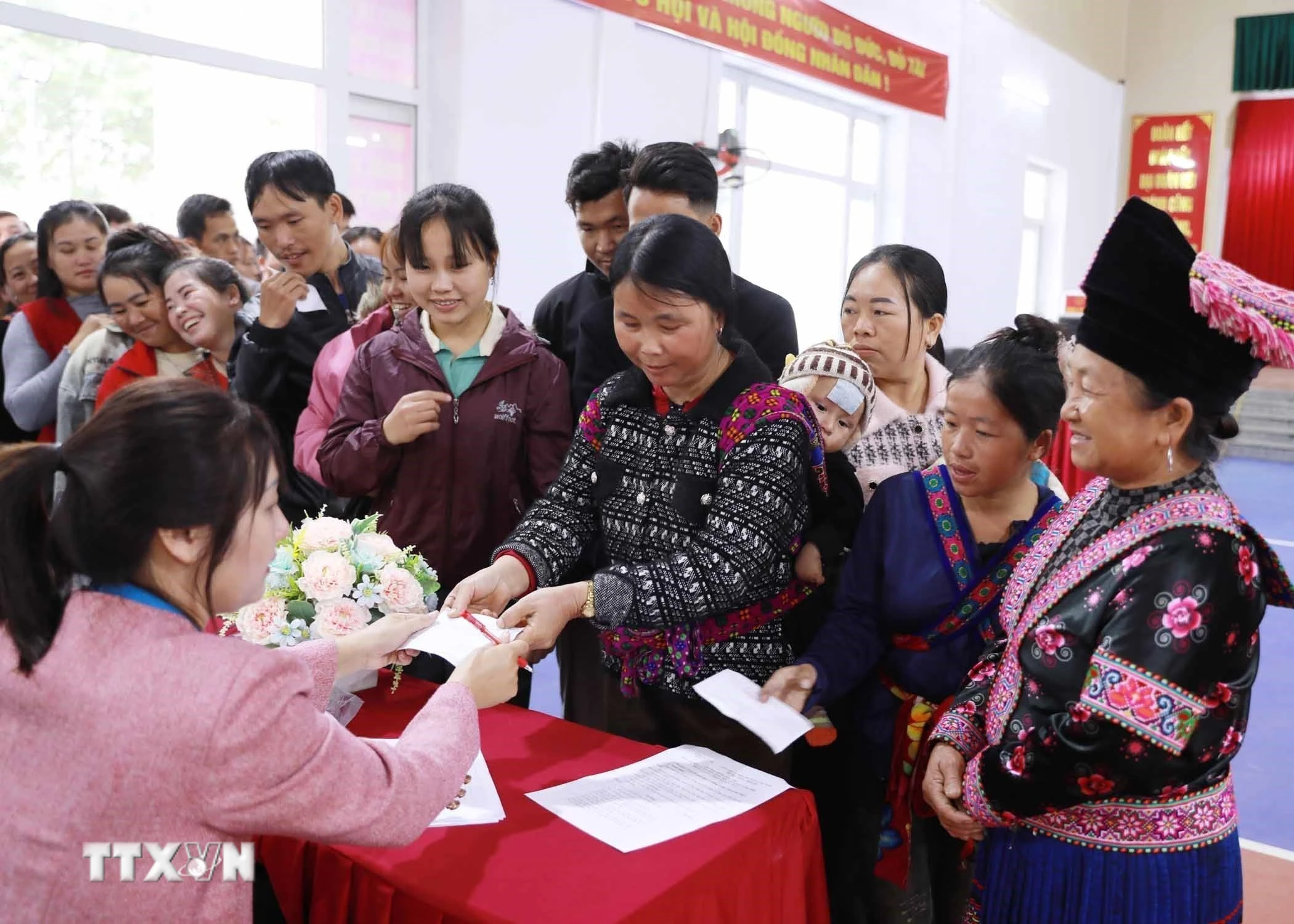 Phát phiếu bầu cho cử tri. (Ảnh: Quý Trung/TTXVN)
