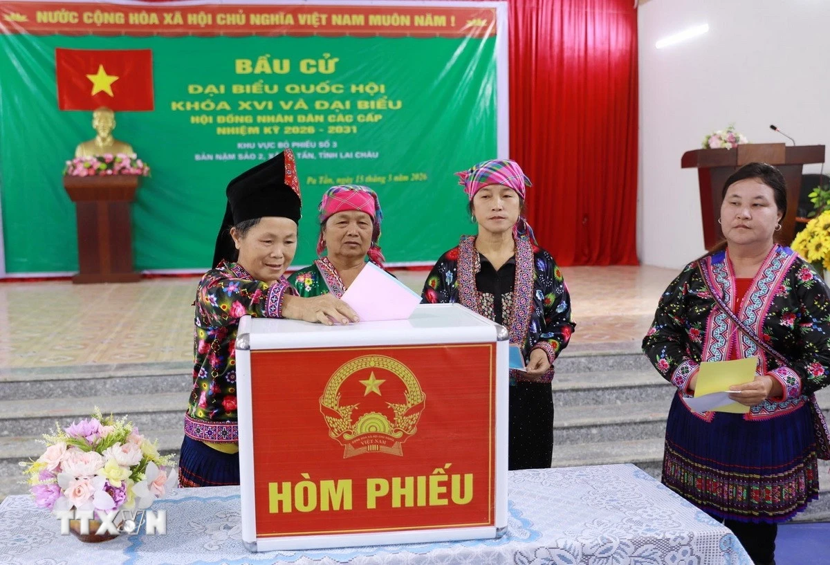 Cử tri bỏ phiếu bầu cử tại khu vực bỏ phiếu số 3, bản Nậm Sảo 2, xã biên giới Pa Tần. (Ảnh: Quý Trung/TTXVN)