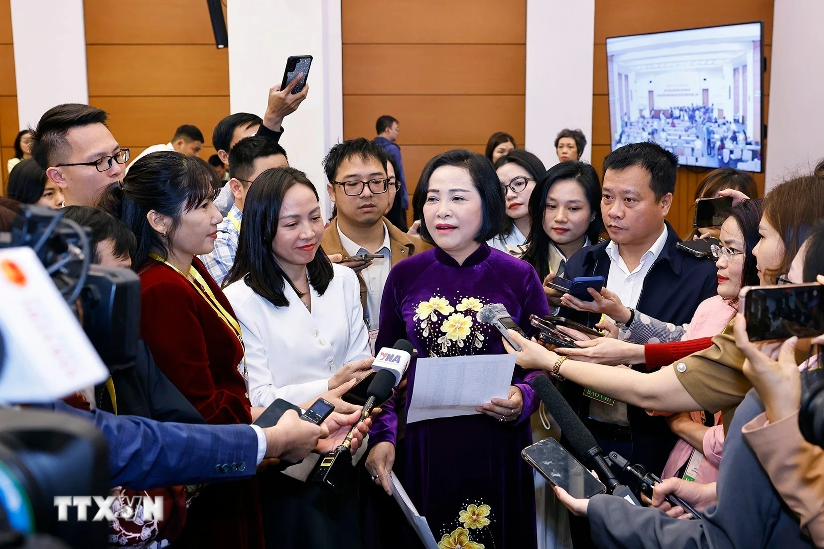Phó Chủ tịch Quốc hội Nguyễn Thị Thanh phát biểu tại Trung tâm báo chí (Nhà Quốc hội, Hà Nội). (Ảnh: Doãn Tấn/TTXVN)