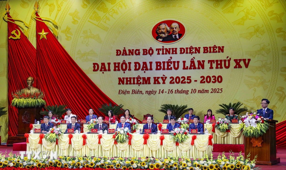 Đoàn Chủ tịch điều hành Đại hội đại biểu Đảng bộ tỉnh Điện Biên lần thứ XV, nhiệm kỳ 2025-2030. (Ảnh: Xuân Tư/TTXVN)