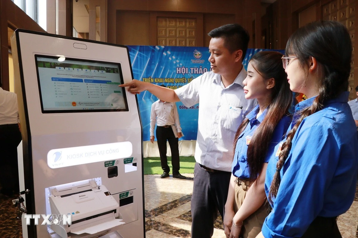 Trải nghiệm ứng dụng khoa học công nghệ, chuyển đổi số vào cuộc sống tại Đồng Nai. (Ảnh: Lê Xuân/TTXVN)