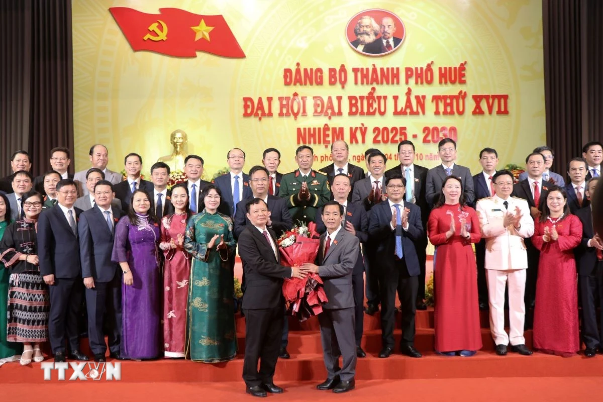 Ban Chấp hành Đảng bộ Thành phố Huế khóa XVII, nhiệm kỳ 2025-2030 ra mắt Đại hội. (Ảnh: Nguyên Lý/TTXVN)