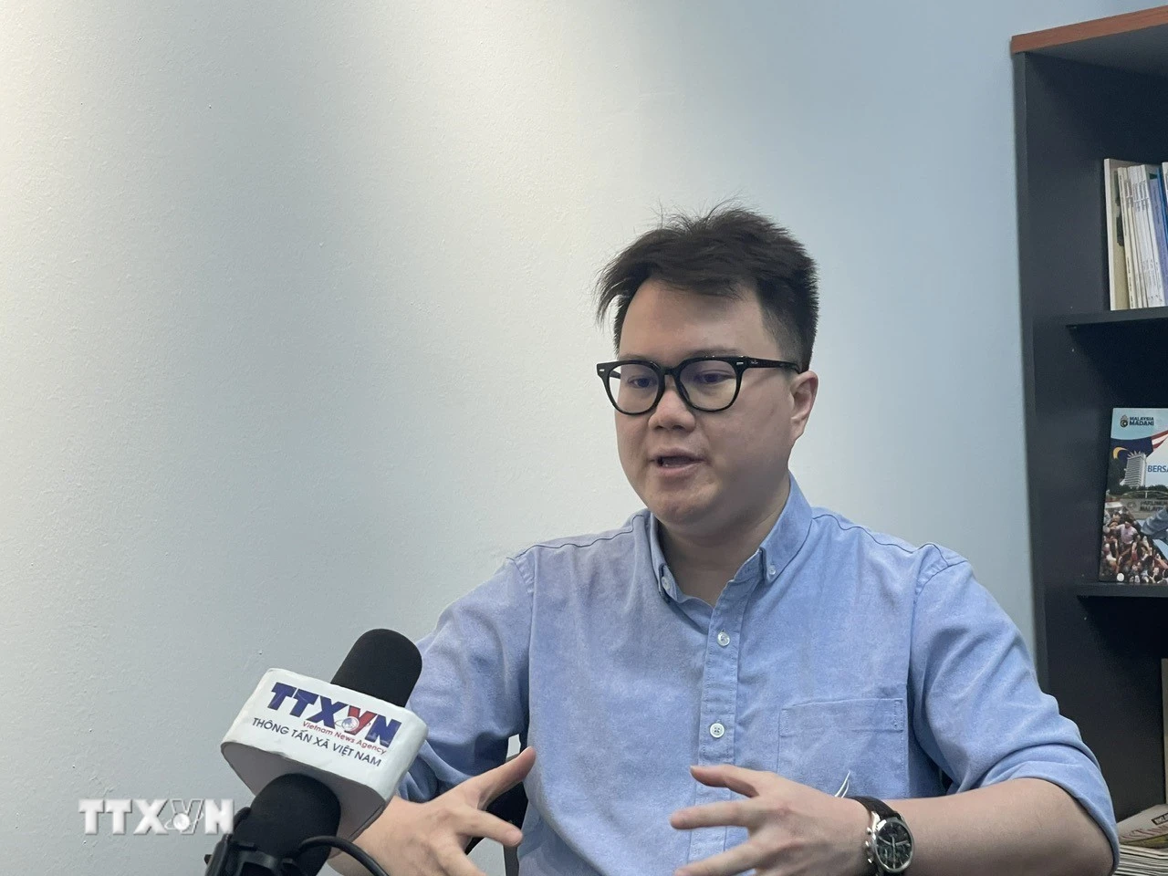 Ông Enzo Sim Hong Jun trả lời phỏng vấn phóng viên TTXVN tại Kuala Lumpur. (Ảnh: Thành Trung/TTXVN)