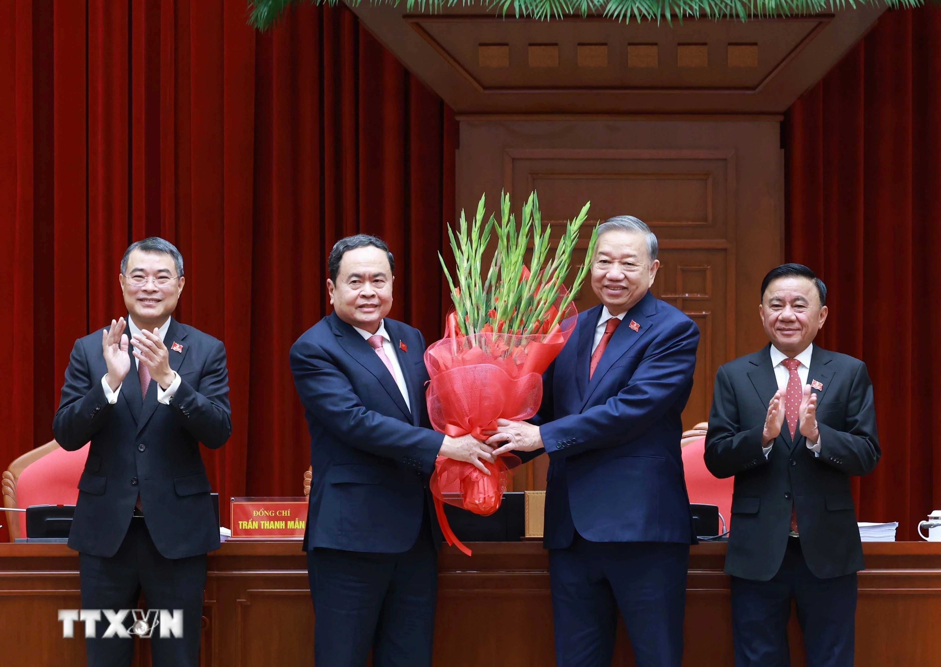 Ban Chấp hành Trung ương Đảng khóa XIV đã thống nhất tuyệt đối bầu đồng chí Tô Lâm, Tổng Bí thư Ban Chấp hành Trung ương Đảng khóa XIII tiếp tục giữ chức Tổng Bí thư Ban Chấp hành Trung ương Đảng khóa XIV. (Ảnh: TTXVN)