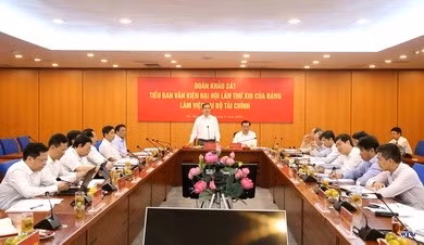"Sáng 13/5/2019, tại Hà Nội, Đoàn khảo sát Tiểu ban Văn kiện Đại hội đại biểu Đảng toàn quốc lần thứ XIII do đồng chí Nguyễn Văn Bình, Ủy viên Bộ Chính trị, Bí thư Trung ương Đảng, Trưởng ban Kinh tế Trung ương, Thường trực Tiểu ban làm Trưởng đoàn làm việc tại Bộ Tài chính.Trong ảnh: Đồng chí Nguyễn Văn Bình phát biểu chỉ đạo buổi làm việc.Phương H"