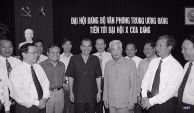 Tổng Bí thư Nông Đức Mạnh gặp gỡ các đại biểu dự Đại hội Đảng bộ Văn phòng Trung ương Đảng. Ảnh: TTXVN