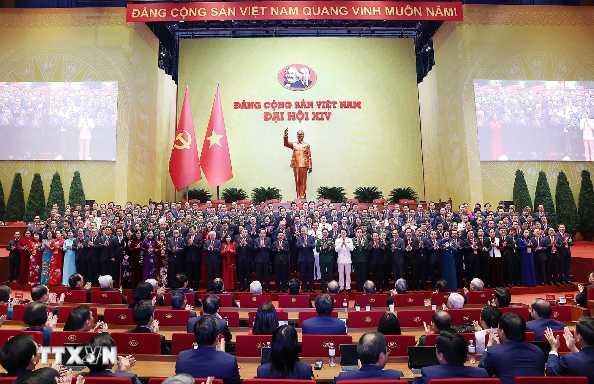 Ban Chấp hành Trung ương Đảng Cộng sản Việt Nam khóa XIV ra mắt Đại hội. (Ảnh: TTXVN)