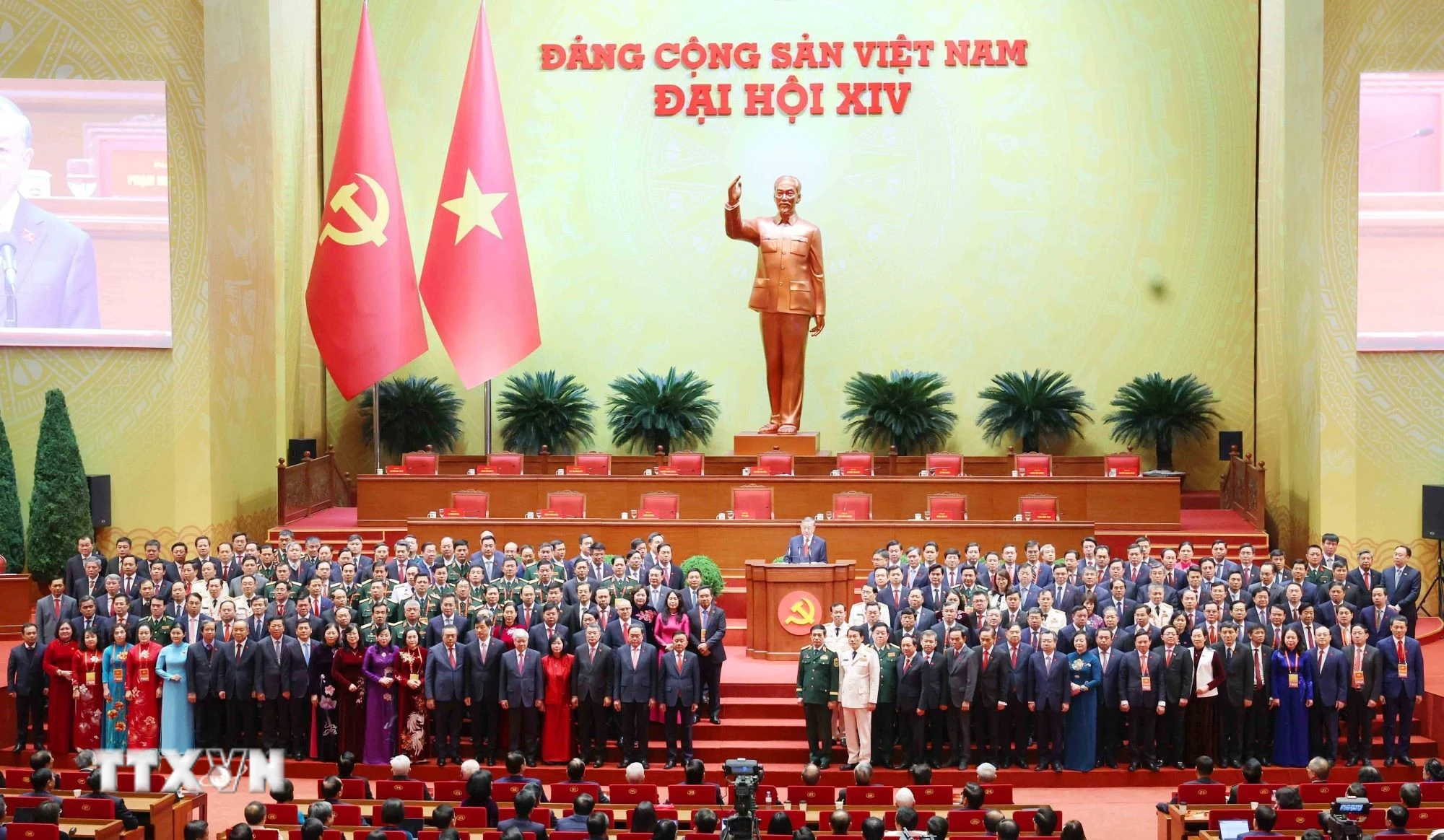Ban Chấp hành Trung ương Đảng khóa XIV ra mắt Đại hội. (Ảnh: TTXVN)