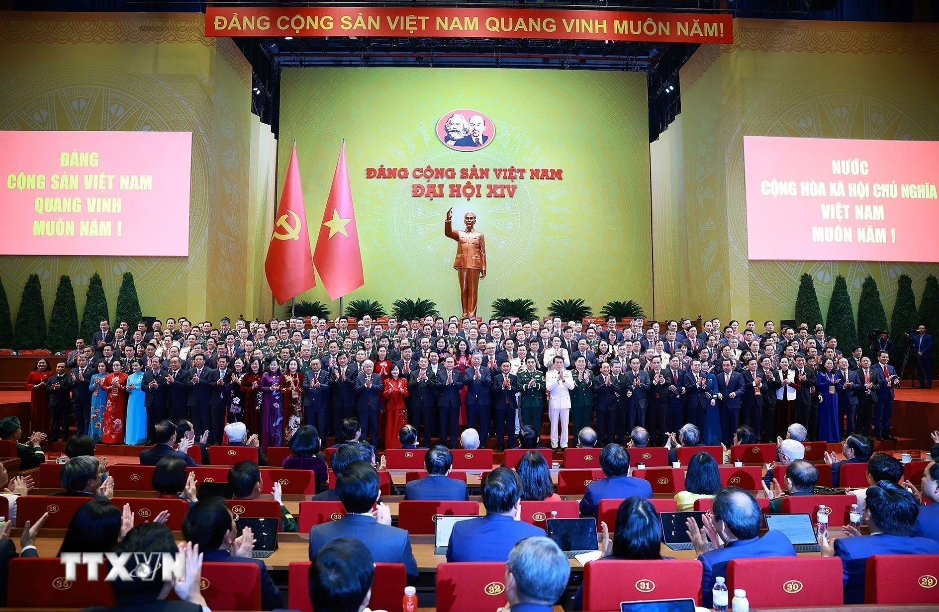 Ban Chấp hành Trung ương Đảng Cộng sản Việt Nam khóa XIV ra mắt Đại hội. (Ảnh: TTXVN)
