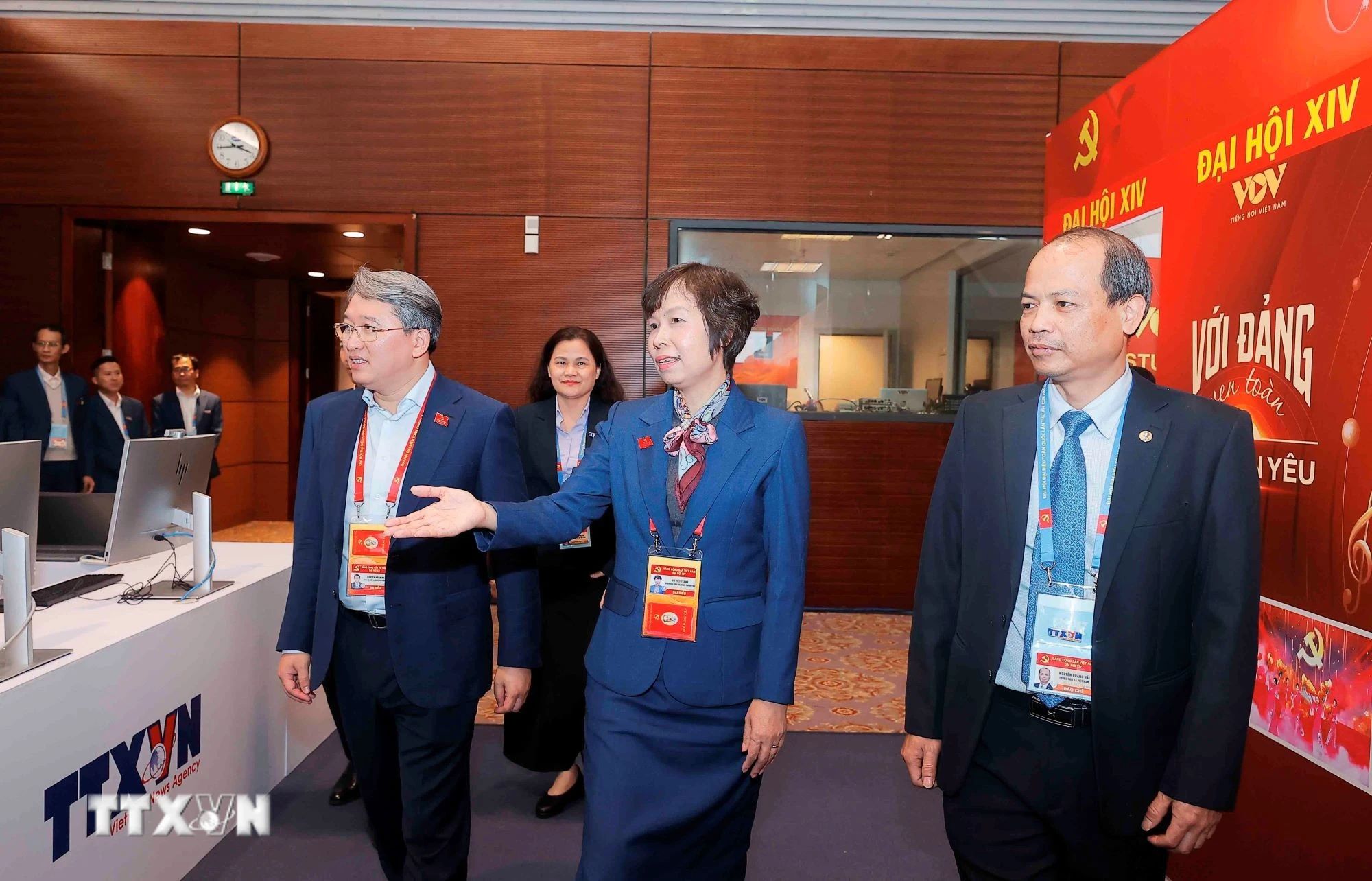 Ủy viên Trung ương Đảng, Bộ trưởng Bộ Tư pháp Việt Nam Nguyễn Hải Ninh thăm khu vực tác nghiệp của Thông tấn xã Việt Nam. (Ảnh: TTXVN)