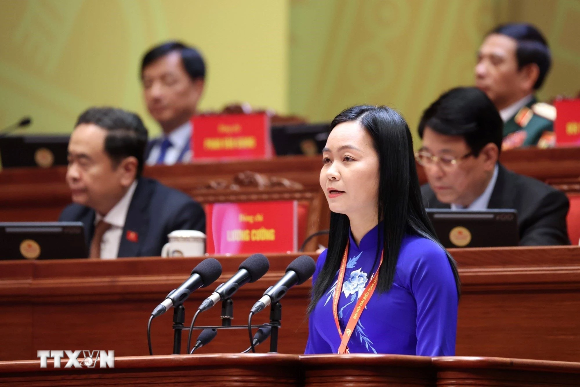 Đồng chí Nguyễn Thị Thúy Lam, Bí thư Đảng ủy, Chủ tịch HĐND xã Tân Khánh Trung (tỉnh Đồng Tháp), trình bày tham luận “Xây dựng địa phương hạnh phúc, góp phần hiện thực hóa khát vọng xây dựng đất nước phồn vinh, thịnh vượng.” (Ảnh: TTXVN)