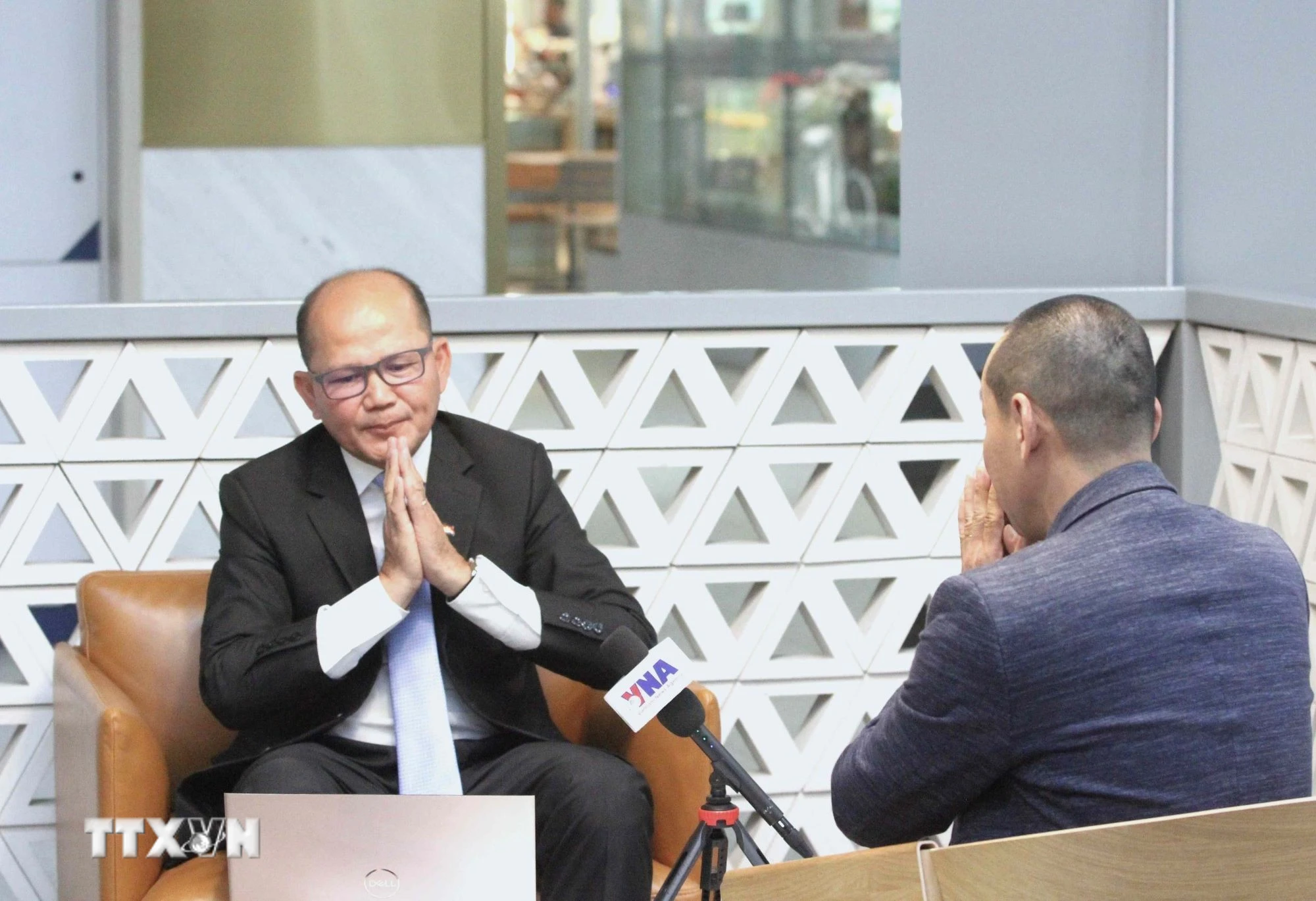 Thạc sỹ Uch Leang trả lời phỏng vấn phóng viên TTXVN thường trú tại Phnom Penh về Đại hội XIV của Đảng. (Ảnh: Hoàng Minh/TTXVN)