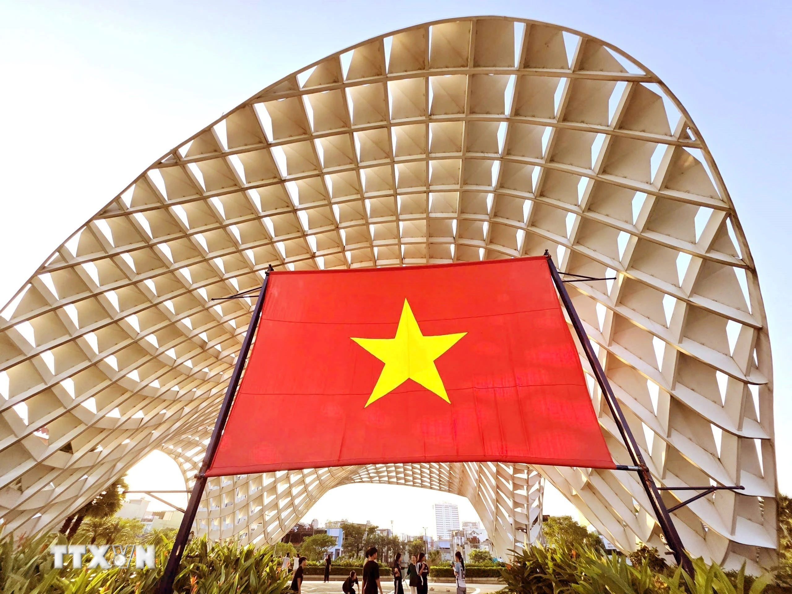 Điểm du lịch Công viên APEC ở thành phố Đà Nẵng được trang trí cờ Tổ quốc với kích thước lớn để chào mừng Đại hội đại biểu toàn quốc lần thứ XIV của Đảng. (Ảnh: Trần Lê Lâm/TTXVN)