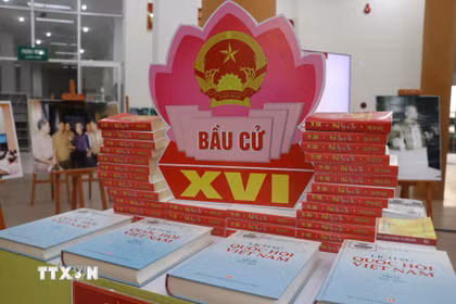 Hơn 350 bản sách cùng nhiều tranh, ảnh, tư liệu được giới thiệu tại trưng bày về bầu cử tại thành phố Huế. (Ảnh: Mai Trang/TTXVN)