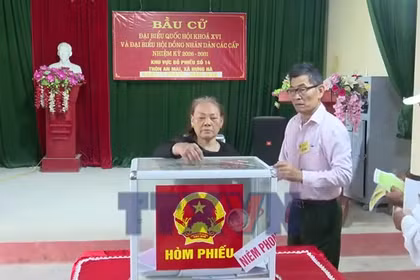 Hưng Yên: Gác việc đồng áng, nhà nông nô nức đi bỏ phiếu sớm