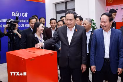 Chủ tịch Quốc hội Trần Thanh Mẫn kiểm tra, giám sát công tác chuẩn bị bầu cử tại khu vực bỏ phiếu số 8, phường Hải An, thành phố Hải Phòng. (Ảnh: Doãn Tấn/TTXVN)