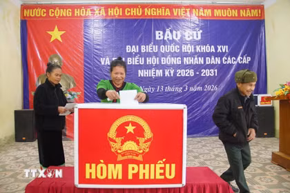 Cử tri ở bản Phồng, xã Tam Thái, tỉnh Nghệ An, bỏ phiếu sớm. (Ảnh: Trịnh Duy Hưng/ TTXVN)