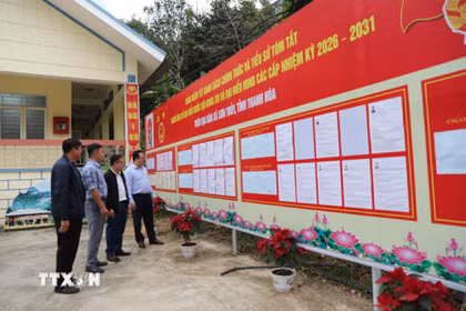 Xã vùng cao biên giới Sơn Thủy (Thanh Hóa) đã hoàn tất công tác trang trí khánh tiết tại những vị trí trung tâm, chuẩn bị sẵn sàng cho ngày hội lớn. (Ảnh: Khiếu Tư/TTXVN)