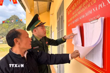 Bộ đội Biên phòng Cửa khẩu quốc tế Trà Lĩnh tuyên truyền bầu cử cho đồng bào vùng biên. (Ảnh: Chu Hiệu/TTXVN)