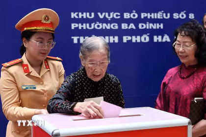 Cử tri Đoàn Thị Thuận, 101 tuổi, bỏ phiếu bầu cử tại điểm bầu cử Trường Tiểu học Phan Chu Trinh, Khu vực bỏ phiếu số 8, phường Ba Đình, thành phố Hà Nội. (Ảnh: An Đăng/TTXVN)