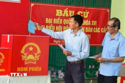 Các cử tri bỏ phiếu tại khu vực bỏ phiếu số 19, tổ 17, phường Long Bình. (Ảnh: Sỹ Tuyên/TTXVN)