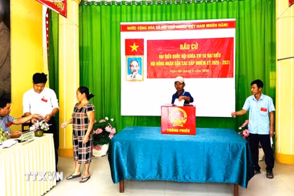 Cử tri đặc khu Thổ Châu tham gia bầu cử sáng 8/3/20026. (Ảnh: Văn Sĩ/TTXVN)