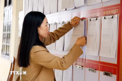 Cán bộ Ủy ban Nhân dân xã Bắc Trạch (Quảng Trị) niêm yết danh sách cử tri bầu cử đại biểu Quốc hội khóa XVI và đại biểu Hội đồng Nhân dân các cấp nhiệm kỳ 2026- 2031. (Ảnh: Tá Chuyên/TTXVN)