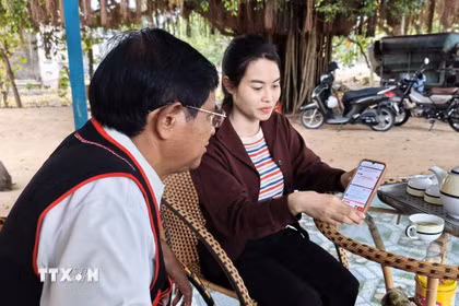 Đồng bào Raglai ở xã Bác Ái Tây (Khánh Hòa) tiếp nhận thông tin bầu cử qua kênh thông tin báo chí và nền tảng mạng xã hội. (Ảnh: Nguyễn Thành/TTXVN)