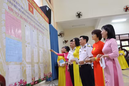 Người dân và cán bộ, chiến sỹ thực hiện bầu cử tại điểm bỏ phiếu số 1, đặc khu Trường Sa. (Ảnh: TTXVN phát)