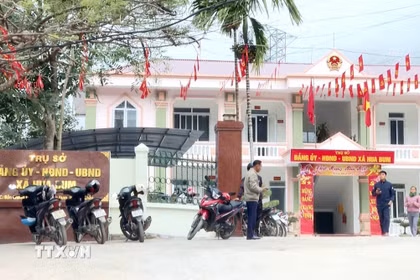 Trung tâm trụ sở xã biên giới Hua Bum (Lai Châu) được trang hoàng rực rỡ cờ tổ quốc, băng rôn khẩu hiệu sẵn sàng cho Ngày hội lớn của toàn dân tộc. (Ảnh: Quý Trung/TTXVN)