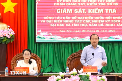 Ông Nguyễn Hồng Thanh, Phó Chủ tịch Thường trực UBND tỉnh, Phó Chủ tịch Ủy ban bầu cử tỉnh Tây Ninh, Trưởng đoàn giám sát, kiểm tra công tác bầu cử số 5 của tỉnh, phát biểu chỉ đạo. (Ảnh: Thanh Bình/TTXVN)