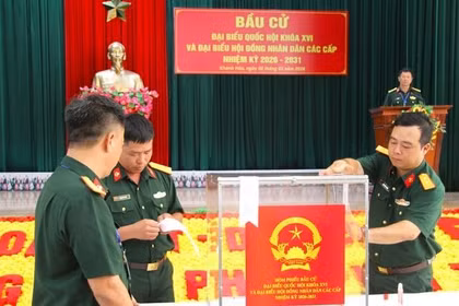 Cử tri chứng kiến việc kiểm tra và niêm phong thùng phiếu bầu cử.
