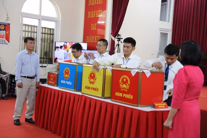 Diễn tập niêm phong hòm phiếu tại điểm vận hành bầu cử mẫu ở số 58, Nhà văn hóa tổ dân phố Bình Minh, phường Hạc Thành, tỉnh Thanh Hóa. (Ảnh: Khiếu Thị Tư/TTXVN)