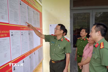 Thiếu tướng Hồ Song Ân, Giám đốc Công an tỉnh Quảng Ngãi kiểm tra điểm bỏ phiếu bầu cử tại xã Ba Tơ. (Ảnh: Cao Nguyên/TTXVN)