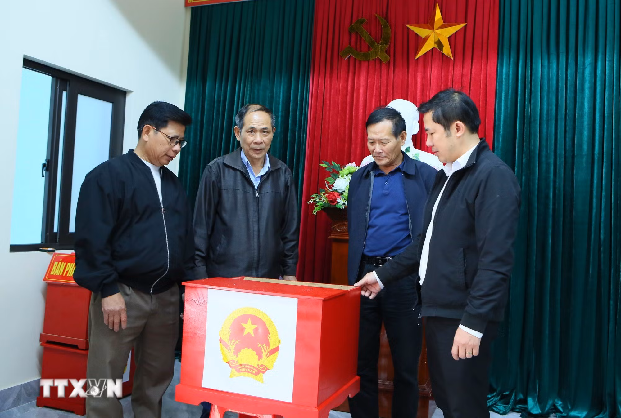 ttxvn-1003-cong-giao-ninh-binh-bau-cu-3.jpg