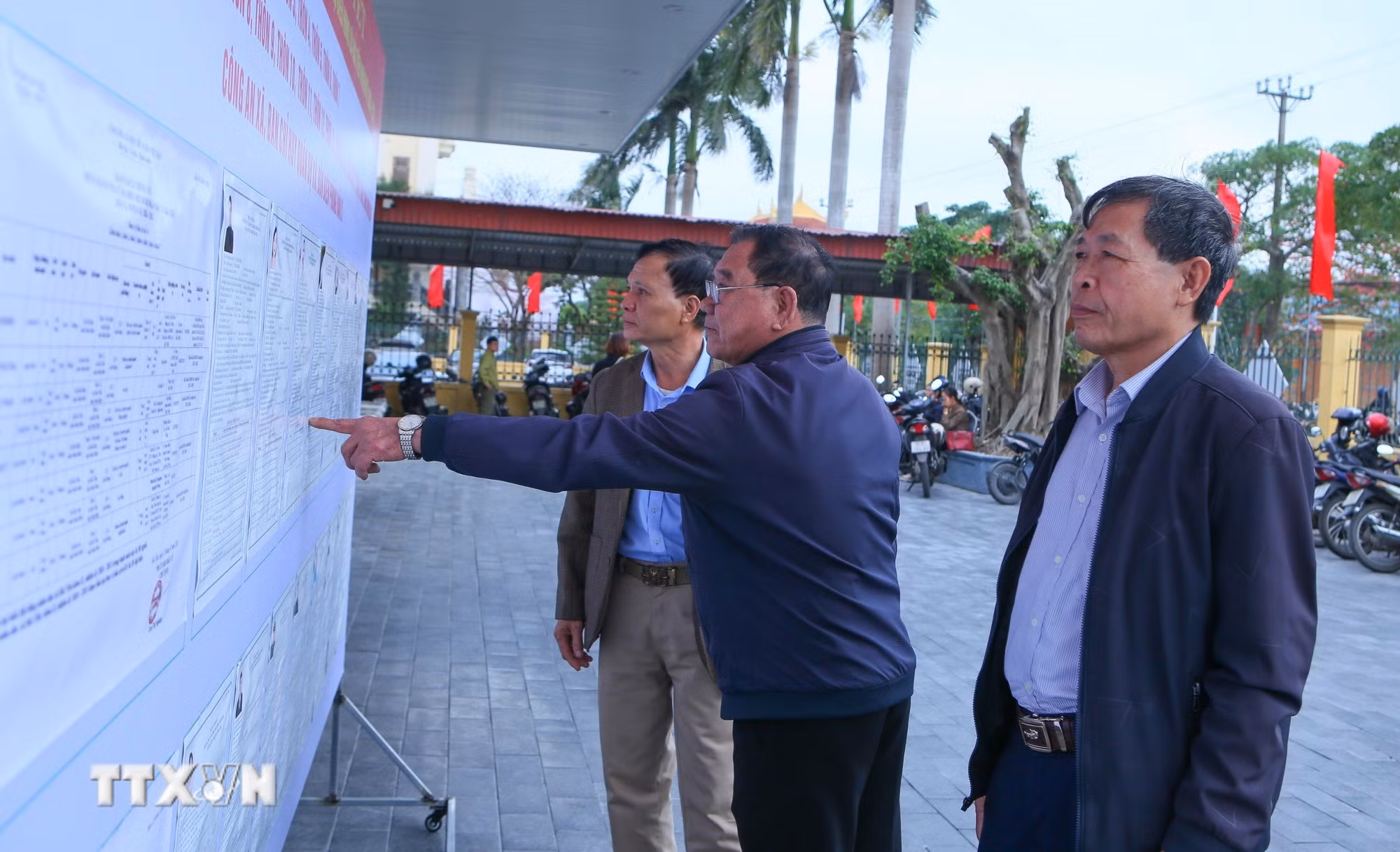 ttxvn-1003-cong-giao-ninh-binh-bau-cu-2.jpg
