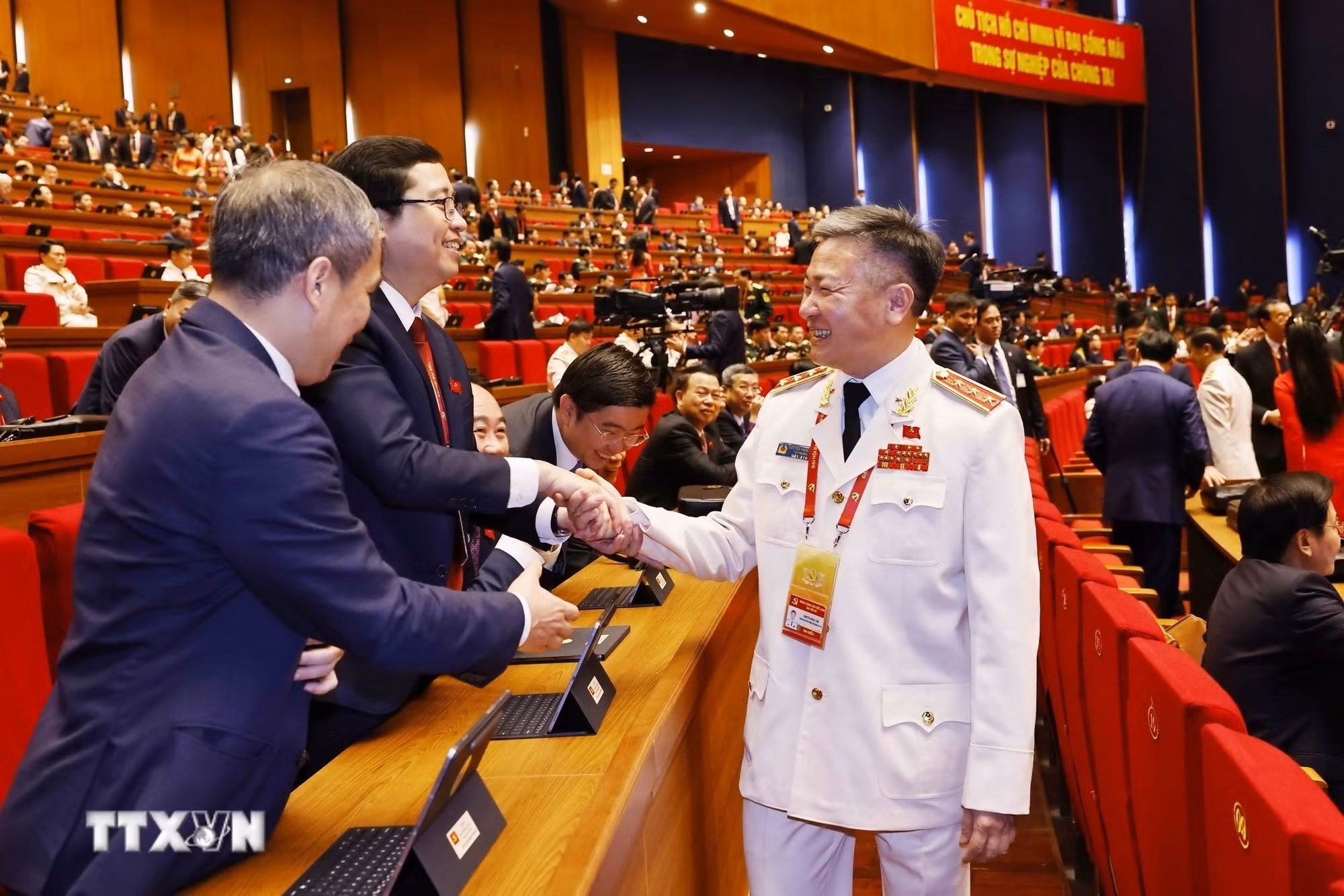 ttxvn-1901-trung-bay-anh-dai-hoi-dang-15.jpg